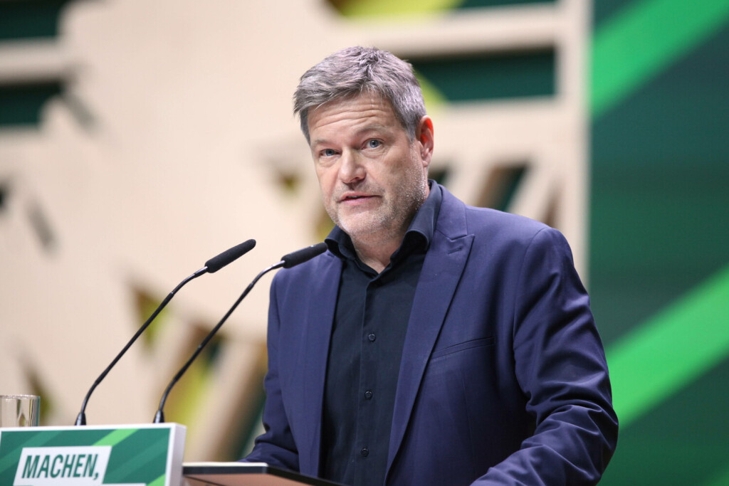 Karlsruhe, Baden-Württemberg, Deutschland, 23.11.2023: Bundeswirtschaftsminister Robert Habeck hält eine politische Rede