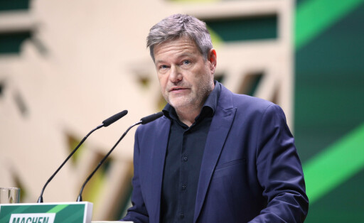 Karlsruhe, Baden-Württemberg, Deutschland, 23.11.2023: Bundeswirtschaftsminister Robert Habeck hält eine politische Rede