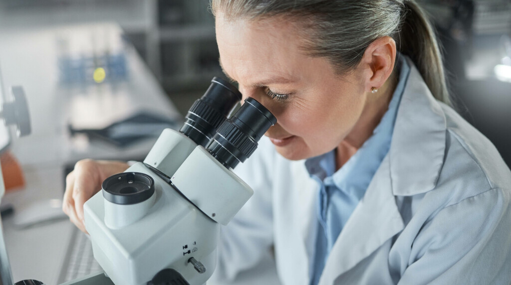 Wissenschaft, Forschung und Mikroskop mit einer Ingenieurin, die in ihrem Labor an Innovation und Entwicklung arbeitet.