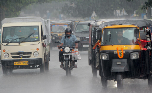 Pendlerverkehr an einem regnerischen Tag in Bhubaneswar, Indien