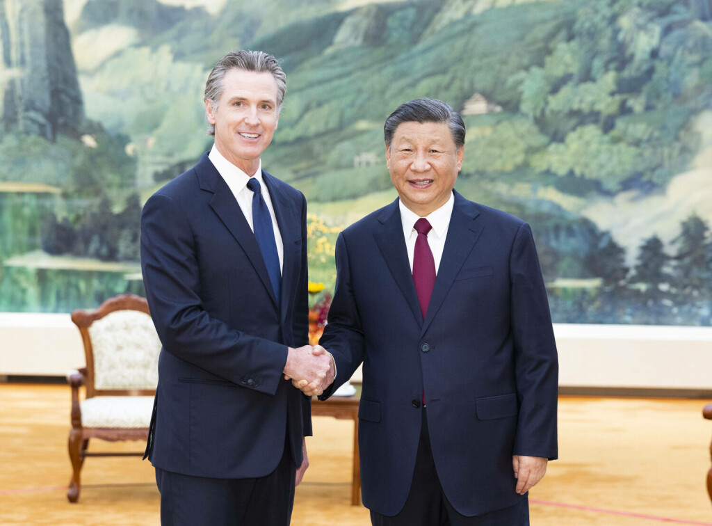 News Bilder des Tages 231025 -- BEIJING, Oct. 25, 2023 -- Chinese President Xi Jinping meets with Gavin Newsom, governor of the U.S. state of California, at the Great Hall of the People in Beijing, capital of China, Oct. 25, 2023. CHINA-BEIJING-XI JINPING-U.S.-CALIFORNIA GOVERNOR-MEETING CN HuangxJingwen PUBLICATIONxNOTxINxCHN